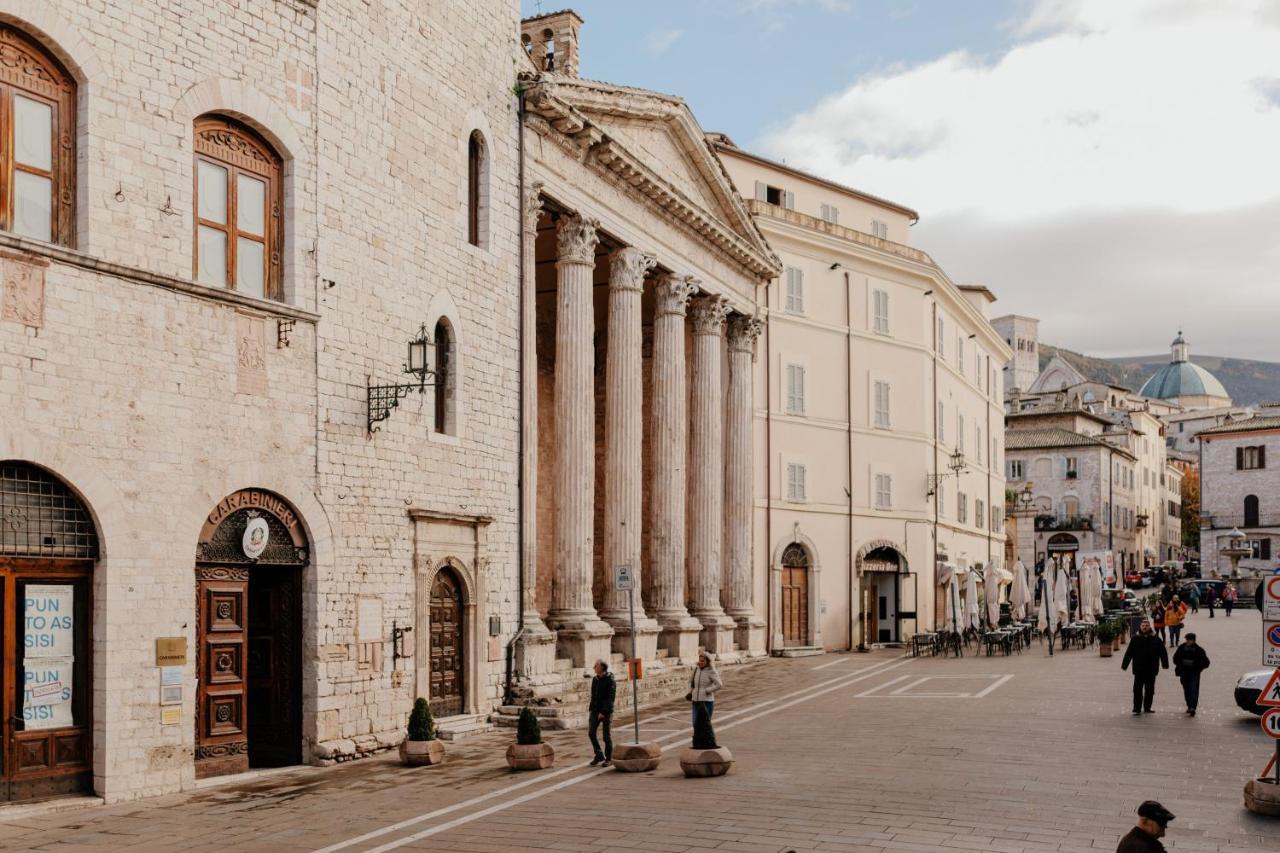 Sotto Gli Affreschi Del 1800 Con Colazione Inclusa Assisi Exterior photo