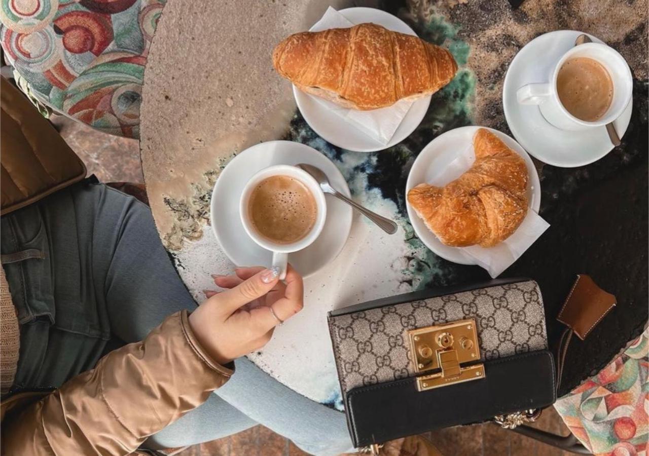Sotto Gli Affreschi Del 1800 Con Colazione Inclusa Assisi Exterior photo